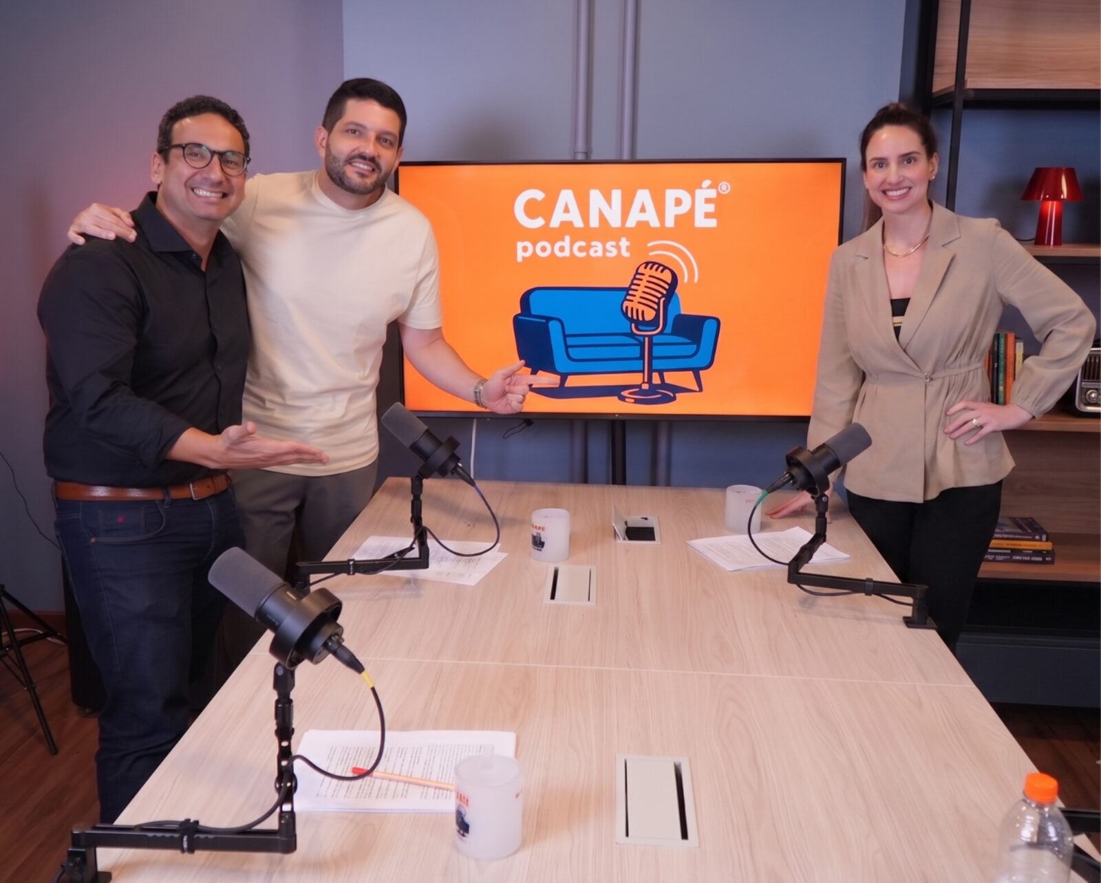 Caubi, Pedro e Natállia — os três hosts do Canapé Podcast no estúdio