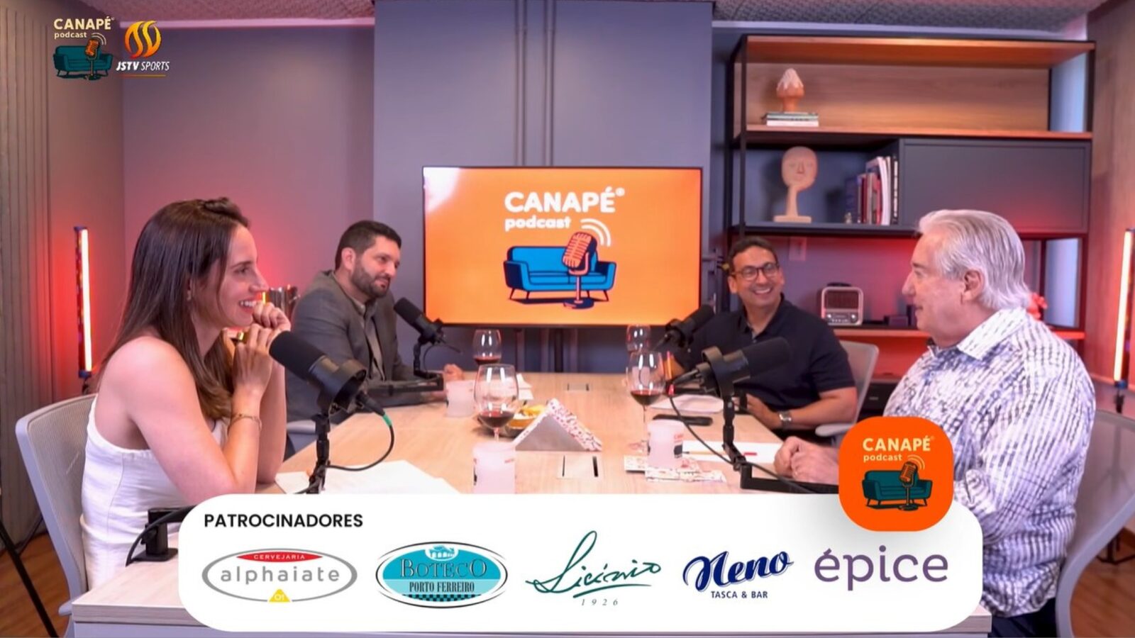 Hosts do Canapé Podcast na mesa em um episódio com convidado